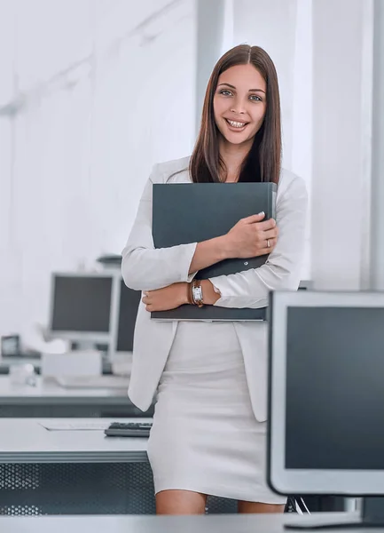 Assistente donna con documenti in piedi in ufficio.photo con spazio copia. — Foto Stock