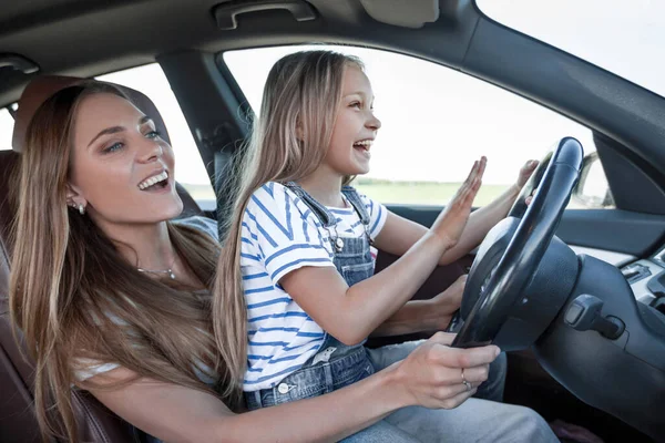 Mamma lär sin lilla dotter att köra. — Stockfoto