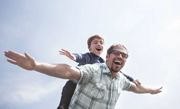 Веселый отец и сын проводят время вместе — стоковое фото