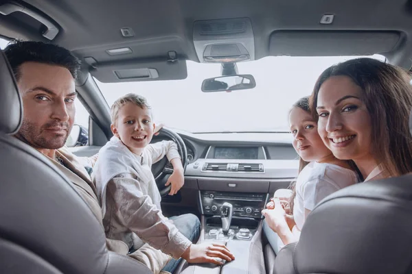 Glad familj sitter i bilen — Stockfoto