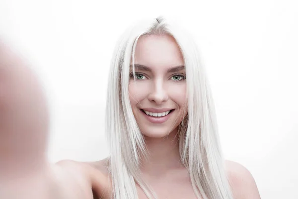 Närbild ansikte allvarlig vacker blond kvinna — Stockfoto
