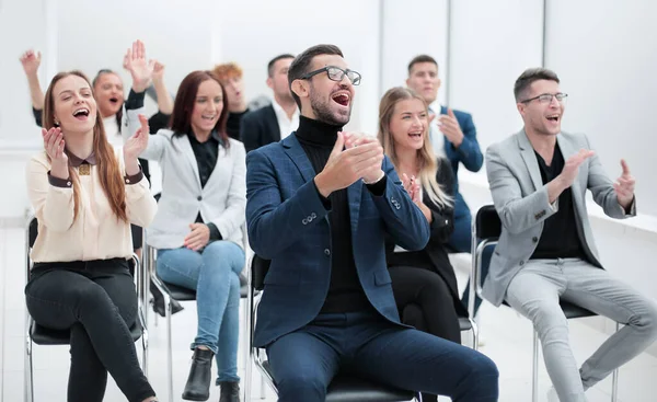 Groep gelukkige jongeren applaudisseren tijdens het seminar — Stockfoto