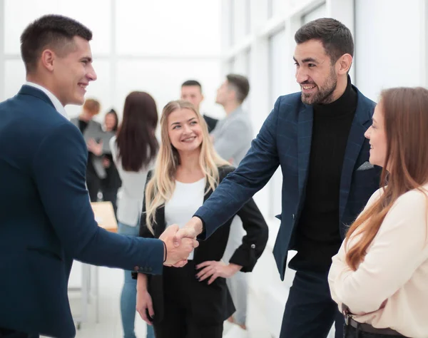 Pessoas de negócios felizes apertando as mãos uns com os outros . — Fotografia de Stock