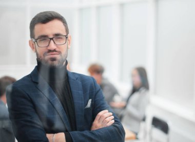 Kapat. Ciddi bir iş adamı ofiste duruyor..