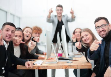 Proje Yöneticisi ve çalışma grubu başarılarını gösteriyor.