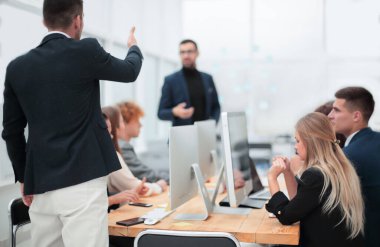 Çalışan grup toplantısı sırasında soru sorar