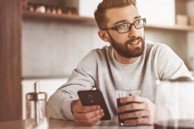 Kapat. Kahvaltıda e-posta okuyan adam