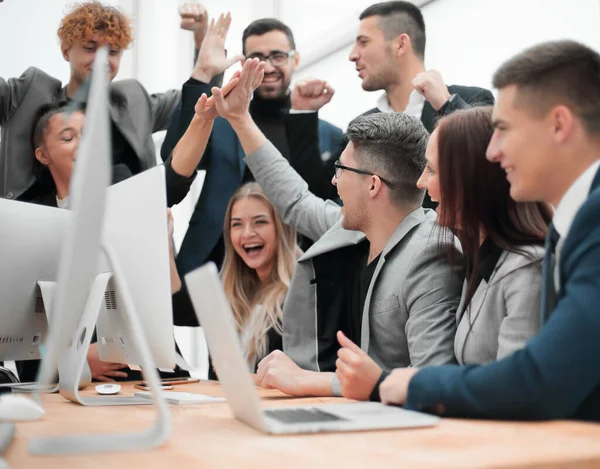 Equipo de negocios jubiloso mirando el monitor de la computadora — Foto de Stock