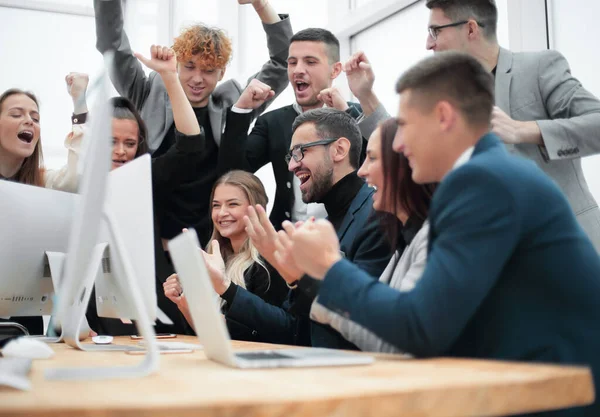 Team di lavoro entusiasta è giubilante sul posto di lavoro. — Foto Stock