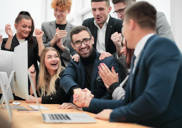 Gelukkig bedrijfsleven collega 's schudden handen met elkaar. — Stockfoto