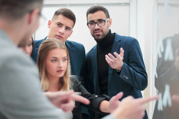 Close up.business team di lettura appiccicosi appunti sulla parete di vetro . — Foto Stock