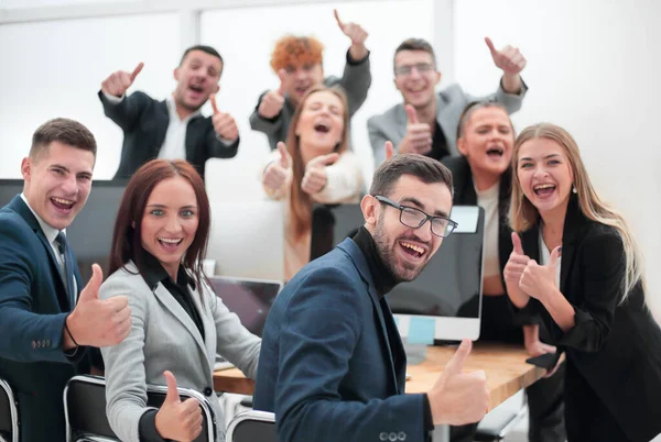 Gruppo di giovani professionisti mostrando pollici in su — Foto Stock