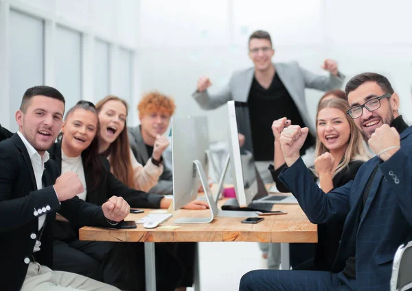 Projectleider en werkgroep tonen gebaar van succes. — Stockfoto