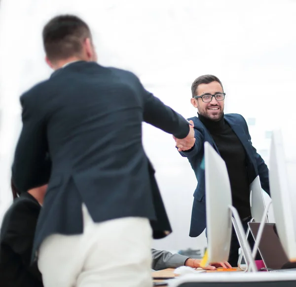 Бизнесмены пожимают руки на рабочем совещании — стоковое фото