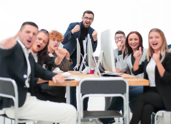 Stor grupp glada medarbetare sitter i konferensrum. — Stockfoto