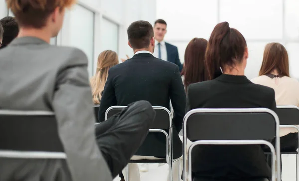 Equipe de negócios ouvindo o alto-falante na sala de conferências — Fotografia de Stock