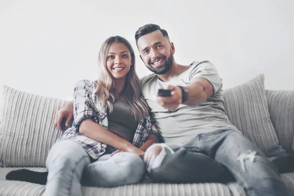 Giovane coppia che si diverte sul divano in soggiorno — Foto Stock