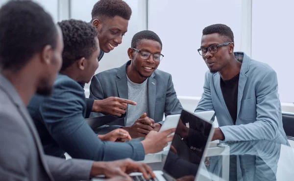 Groupe d'employés regardant l'écran d'une tablette numérique. — Photo