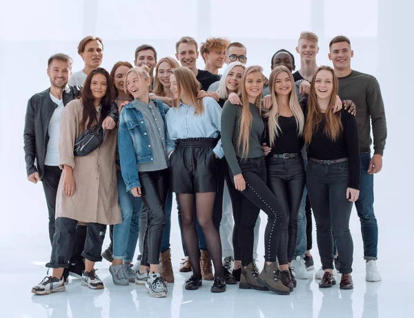 Gruppe fröhlicher junger Menschen, die zusammenstehen — Stockfoto