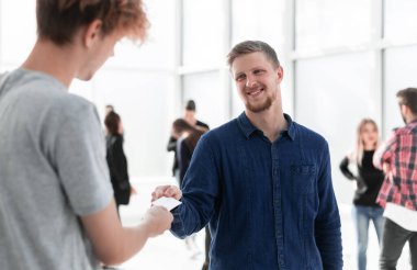 Kapat. Genç meslektaşlar iş belgelerini tartışıyor