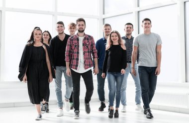 Bir grup farklı genç insan yeni bir ofise giriyor.
