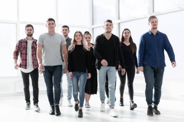 Bir grup farklı genç insan yeni bir ofise giriyor.