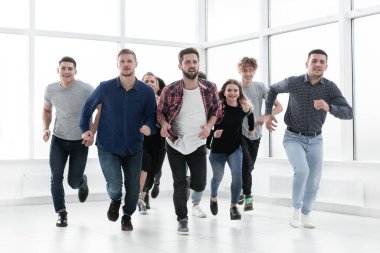 Bir grup genç ileri doğru koşuyor.