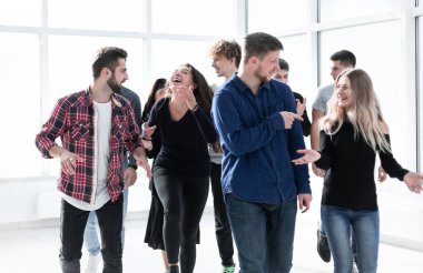 Hırslı gençler ofise giderken yeni fikirleri tartışıyorlar.