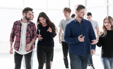 Hırslı gençler ofise giderken yeni fikirleri tartışıyorlar.