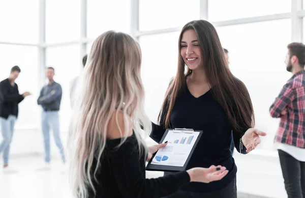 Vicino. due giovani donne che discutono di documenti aziendali — Foto Stock