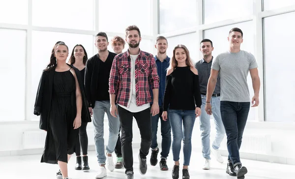 Bir grup farklı genç insan yeni bir ofise giriyor.