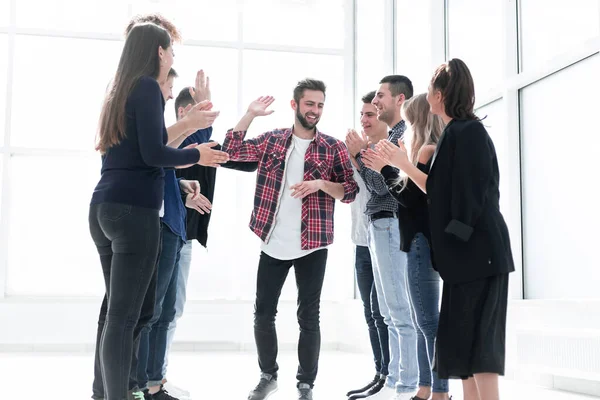 Glückliche Mitarbeiter gratulieren ihrem Kollegen — Stockfoto