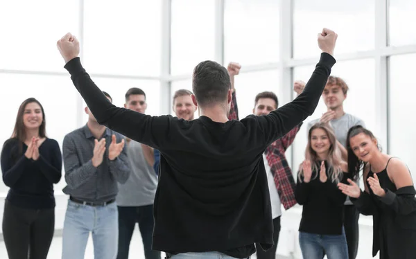 Ung entreprenör står framför den applåderande business team — Stockfoto