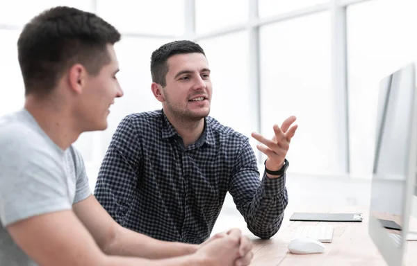 Unga anställda sitter på kontoret Skrivbord. — Stockfoto