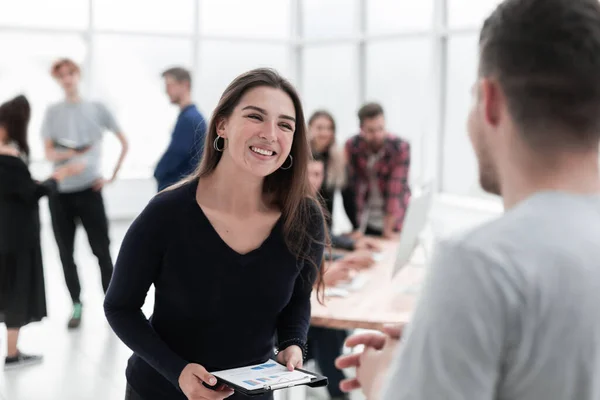 Gruppo di dipendenti d'ufficio sul posto di lavoro . — Foto Stock