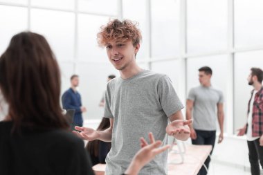 İki genç çalışan iş stratejilerini planlıyorlar.