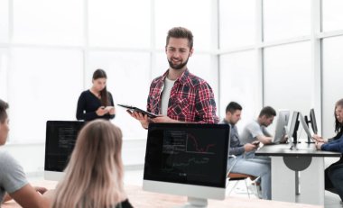 Ofis çalışanları modern bir ofiste çalışıyorlar..