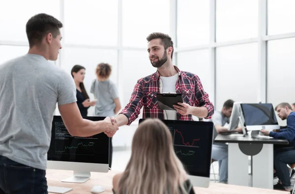 Colegas de negocios se dan la mano en el lugar de trabajo — Foto de Stock