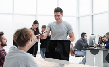 Ofis çalışanları yeni bir proje üzerinde çalışıyorlar.