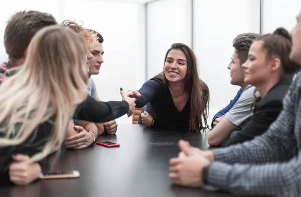 Empresária apertando as mãos com um colega durante uma reunião de trabalho — Fotografia de Stock