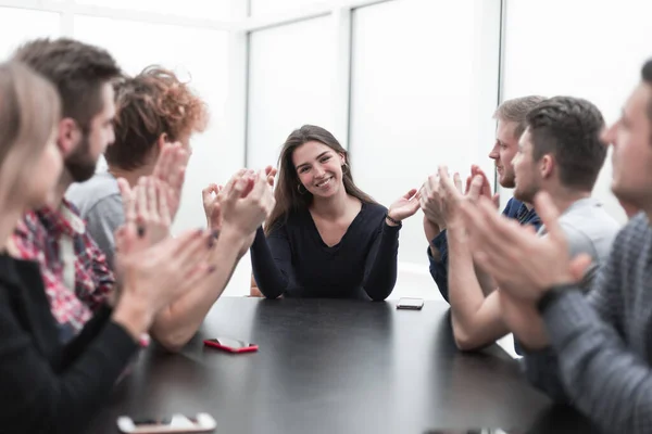 Бизнес-команда аплодирует своему лидеру на рабочей встрече — стоковое фото