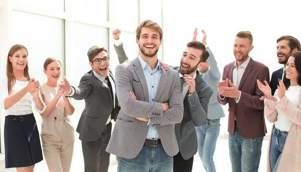 楽しいビジネスチームを背景に起業家に笑顔を見せる — ストック写真
