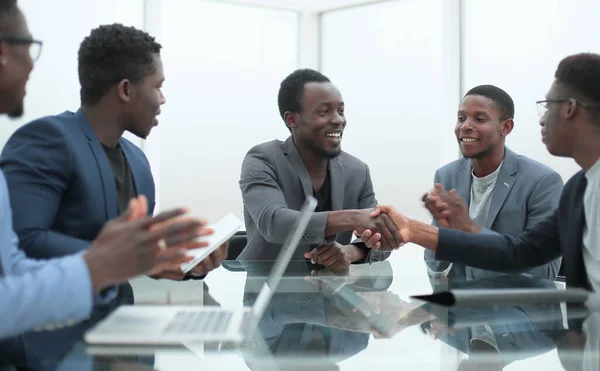 Οι επιχειρηματίες χαιρετούν ο ένας τον άλλον κατά τη διάρκεια συνεδρίασης εργασίας. — Φωτογραφία Αρχείου