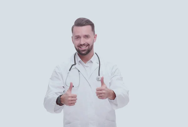 Uśmiechnięty lekarz pokazujący kciuki w górę .izolowane na białym — Zdjęcie stockowe