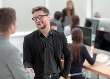 İş arkadaşları ofiste duran yeni fikirleri tartışıyor.