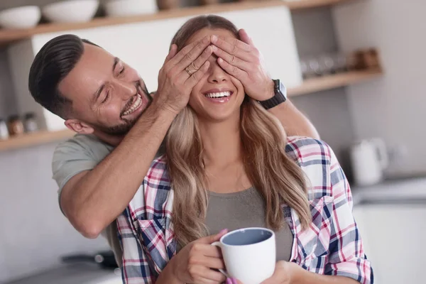Hombre feliz bromeando con su novia en la cocina por la mañana — Foto de Stock