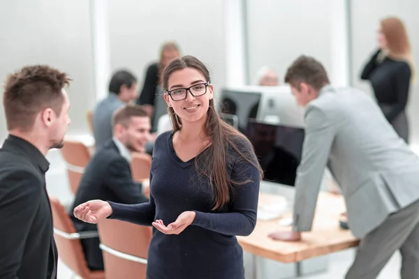 Sorridente jovem empresária de pé no escritório — Fotografia de Stock