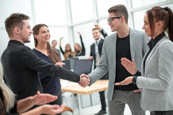 Partner commerciali che stringono la mano agli applausi del gruppo di lavoro — Foto Stock