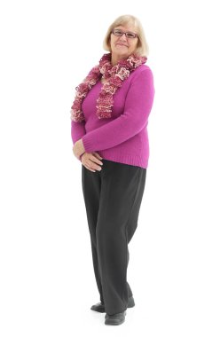 Olgun kadın kameraya gülümsüyor.