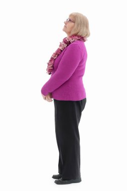 Olgun kadın kameraya gülümsüyor.